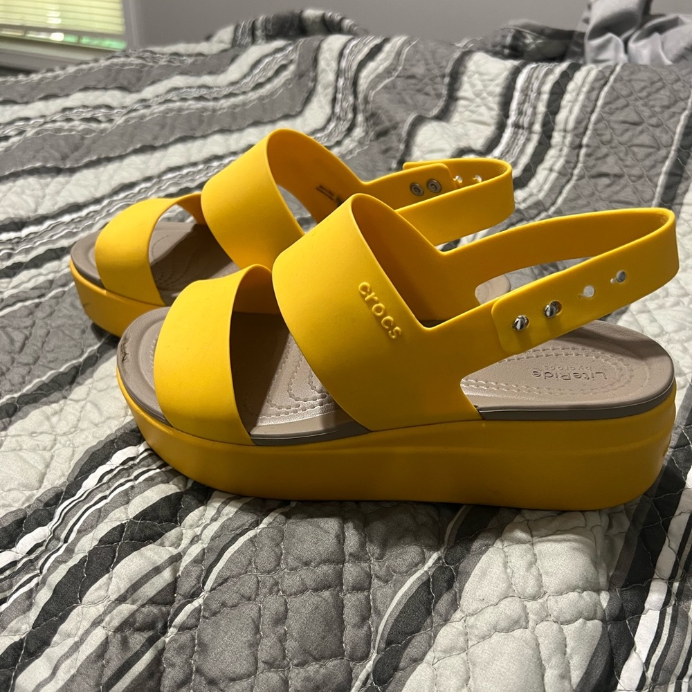 Crocs Brooklyn low wedge yellow sandals size 8